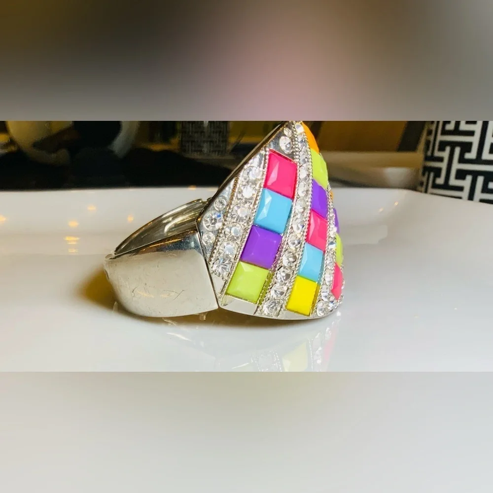 Vintage Bracelet Features a Bold, Colorful Design EUC